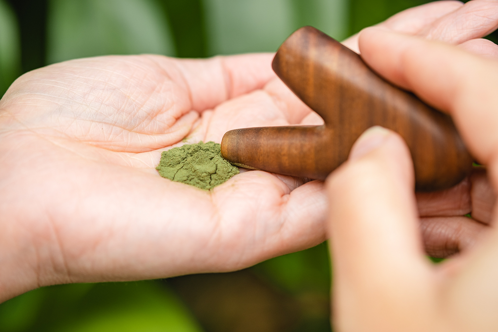Folhas secas de tabaco orgânico e cinzas sagradas